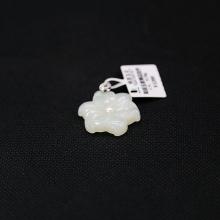 和(hé / huò)田玉紫荊花挂件