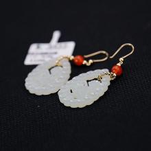 和(hé / huò)田玉蝴蝶花牌