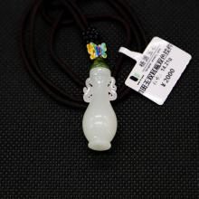 和(hé / huò)田玉雙耳瓶雙色挂件