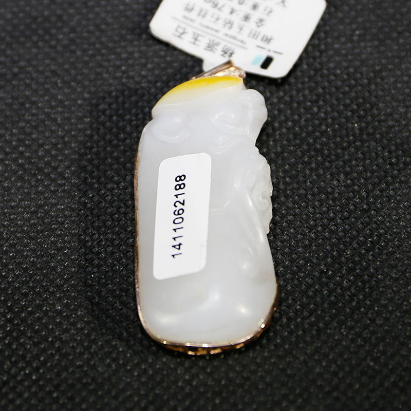 和(hé / huò)田玉鑽石挂件