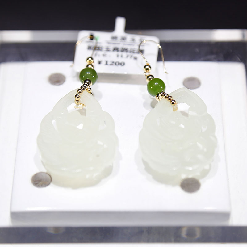 和(hé / huò)田玉宮廷花牌